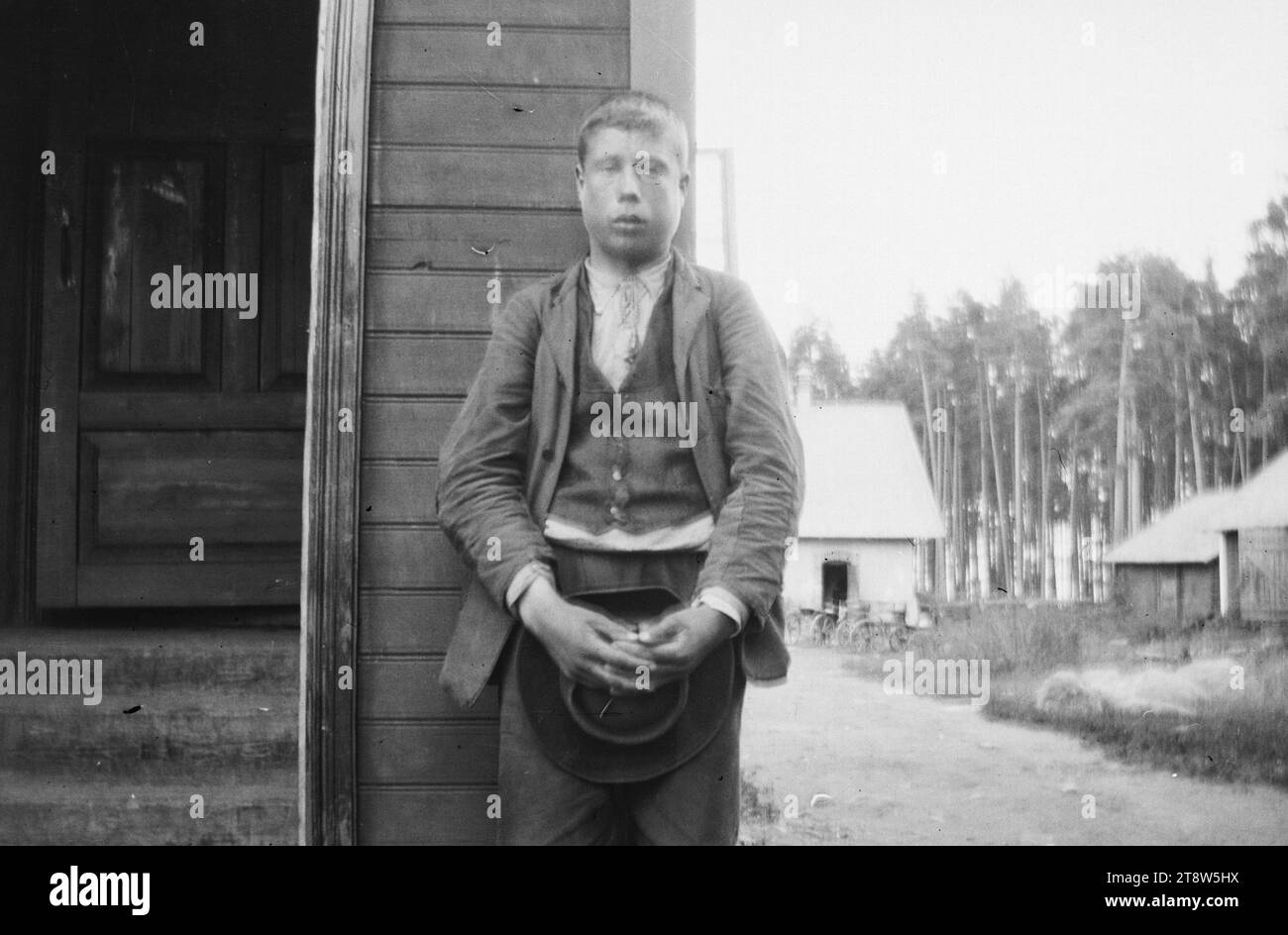 Hugo Simberg, 24.6,1873, Hamina, 12.7. 1917, Ähtäri, Eino Antti Seppä, 1900, 55 x 82 mm, Niemenlautta, Hof, Gebäude, yevo - Arbeit: Gruppenfoto im Garten von Niemenlautta, Elin von Harten, Tante Sonna, Niclas Simberg, Alexandra Simberg, Elma Simberg, Elsa Simberg, Guido Simberg, Aurora von Harten, Njuta von Harten, Elin Simberg, Blenda Simberg, Hanna und Ellen Andersin Stockfoto