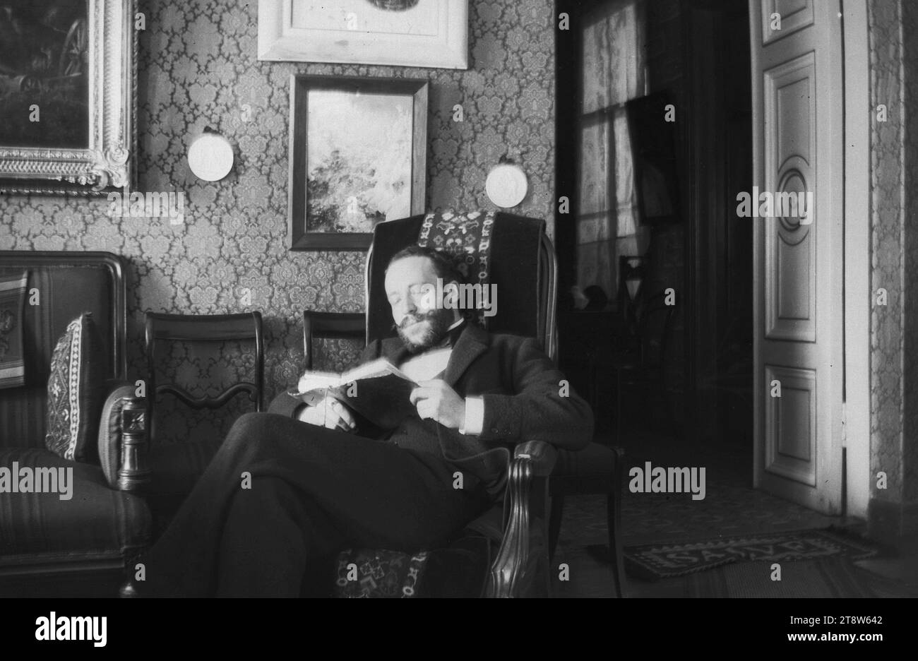 Hugo Simberg, 24.6,1873, Hamina, 12.7,1917, Ähtäri, Hugo Simberg im Haus seines Vaters Niclas Simberg in Vyborg, 1904, 55 x 82 mm, Möbel, Haus, Lesen, Malen, Teppich, Halle, Vyborg - Arbeit: Sortavala aus Kuhavuori Stockfoto