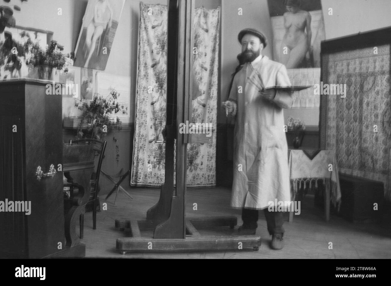 Hugo Simberg, 24.6,1873, Hamina, 12.7,1917, Ähtäri, Hugo Simbergs Atelier in Paris, 1910, 55 x 82 mm, Studio, Möbel, Innenraum, Schrank, Malerei, Reisen, Palette, Paris, Pinsel/Pinsel - Arbeit: Fotografie Stockfoto
