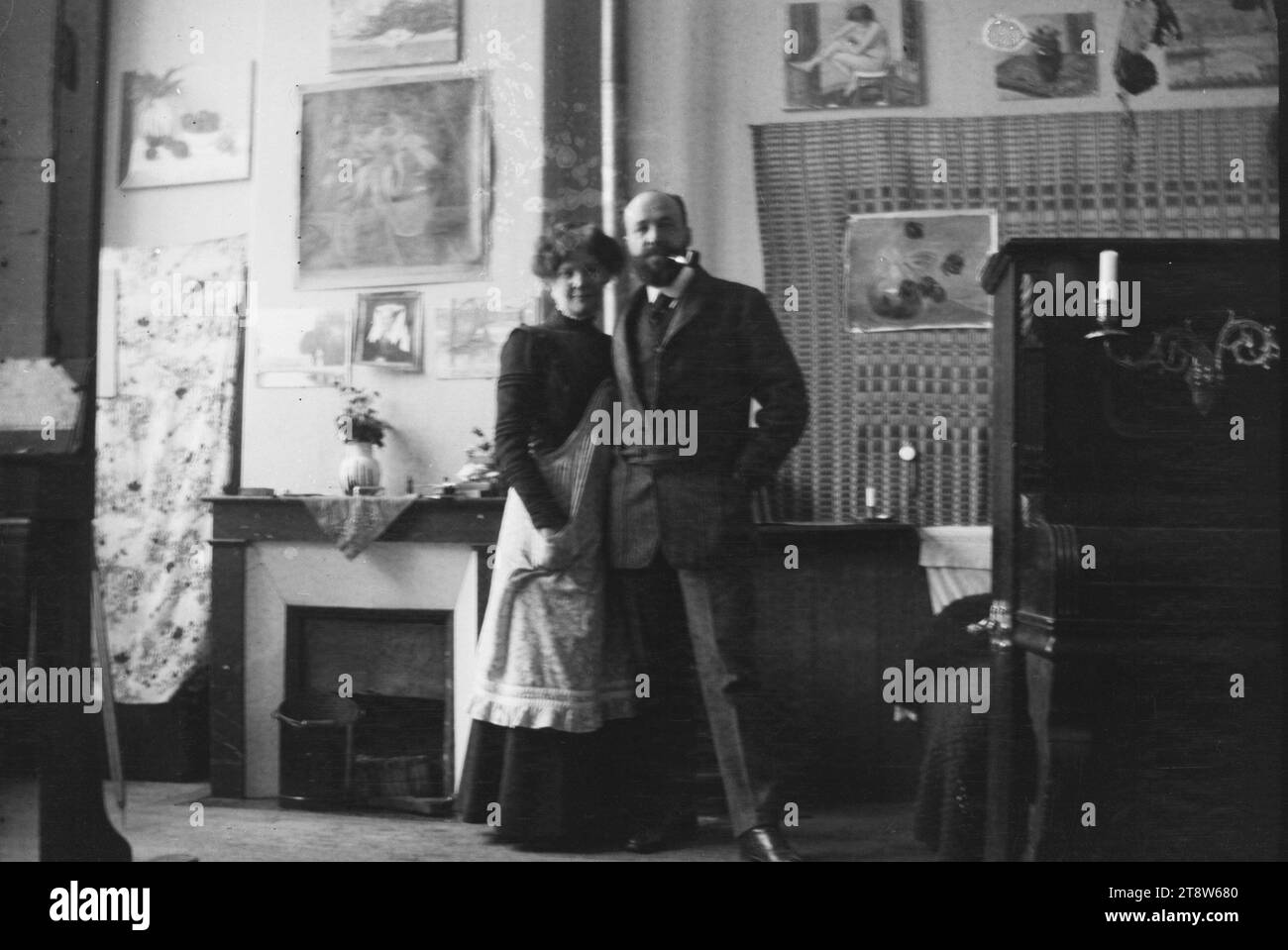 Hugo Simberg, 24.6,1873, Hamina, 12.7,1917, Ähtäri, Hugo und Anni Simberg in ihrem Atelier in Montmartre, Paris, 1910, 55 x 82 mm, Atelier, Möbel, Innenraum, Malerei, Reisen, Paris, Klavier, Tisch, Bett, Tür - Arbeit: Kermakko Stockfoto