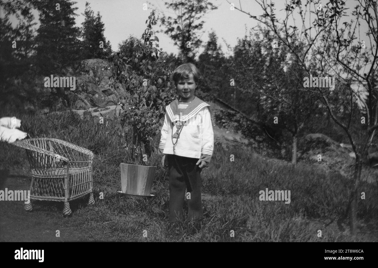 Hugo Simberg, 24.6,1873, Hamina, 12.7,1917, Ähtäri, Tom Simberg in seinem Matrosenanzug in Ähtäri, 1917, 56 x 83 mm, Korbstuhl, Blume, Matrosenanzug, Hof - Arbeit: Festung Vaxholm Stockfoto