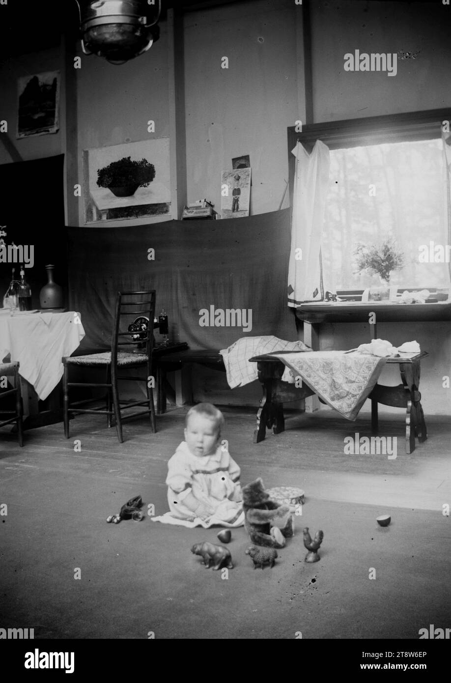 Hugo Simberg, 24.6,1873, Hamina, 12.7,1917, Ähtäri, Tom Simberg in Selkäranta Studio, 1912, 164 x 120 mm, Studio, Möbelstück, Karaffe, Spielsachen, Niemenlautta, Nähmaschine, Yevo Stockfoto