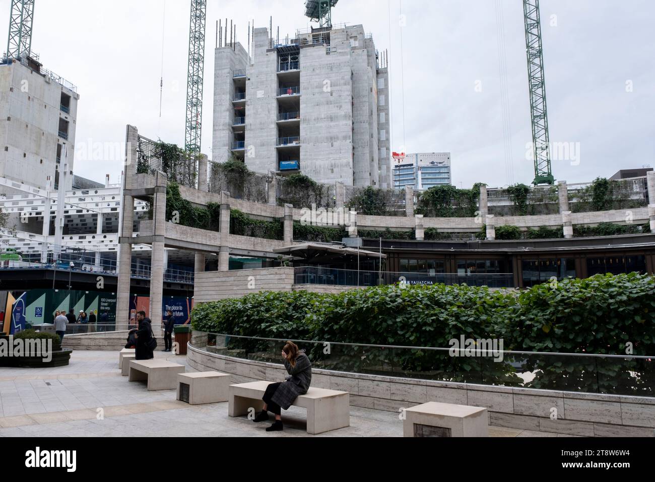 Sanierung des Broadgate in der City of London am 18. Oktober 2023 in London, Vereinigtes Königreich. Die Entwicklung von One Broadgate umfasst den Abriss und den Austausch bestehender Gebäude sowie den Ersatz durch neue gemischte Gebäude, darunter Einzelhandel, Freizeit und Büros. Broadgate ist ein 32 Hektar großes Büro- und Einzelhandelsgelände im Bishopsgate ohne Stadtteil der City of London. Es ist Eigentum von British Land and GIC und wird von Savills verwaltet. Stockfoto