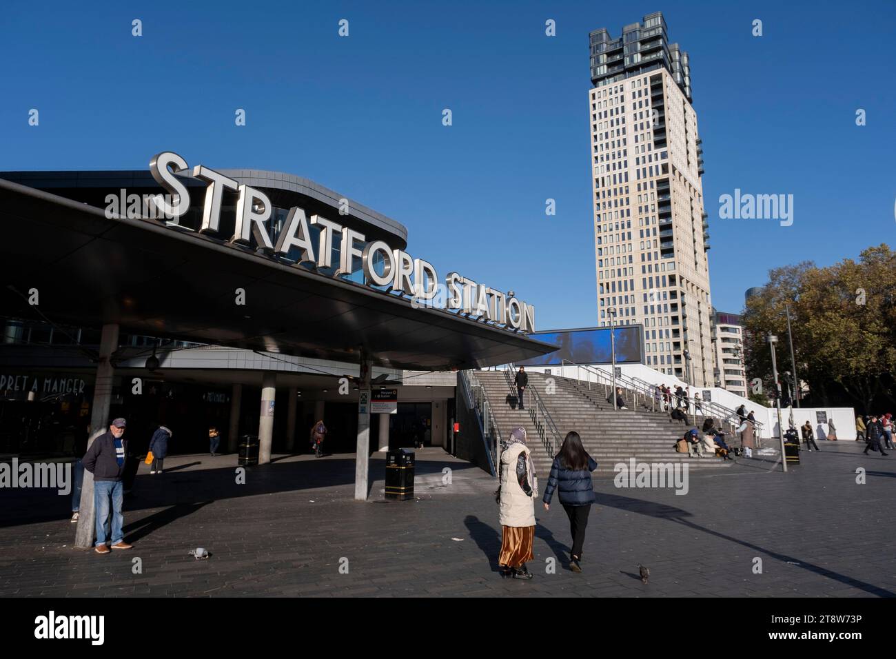 Stratford Station Schild und Außenanlage am 17. November 2023 in London, Großbritannien. Stratford ist heute das wichtigste Einkaufs-, Kultur- und Freizeitzentrum in East Londons. Außerdem ist es der zweitwichtigste Geschäftsstandort im Osten der Hauptstadt. Stratford ist ein bedeutender mehrstöckiger Bahnhof, der als der geschäftigste Bahnhof Großbritanniens gilt und den Distrikt Stratford und das als Stratford City bekannte Mixed-Use-Gebäude im Londoner Borough of Newham bedient. Sie wird von der Londoner U-Bahn, dem London Overground und der Docklands Light Railway DLR bedient und ist auch ein National Rail-Bahnhof. Stockfoto