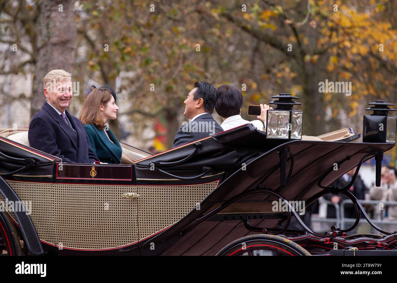 London, Großbritannien. November 2023. Der Präsident der Republik Korea, Yoon Suk Yeol, und die First Lady kommen in Begleitung von König Charles III., Königin Camilla und der Prinz und Prinzessin von Wales zu einem Staatsbesuch nach Großbritannien Stockfoto