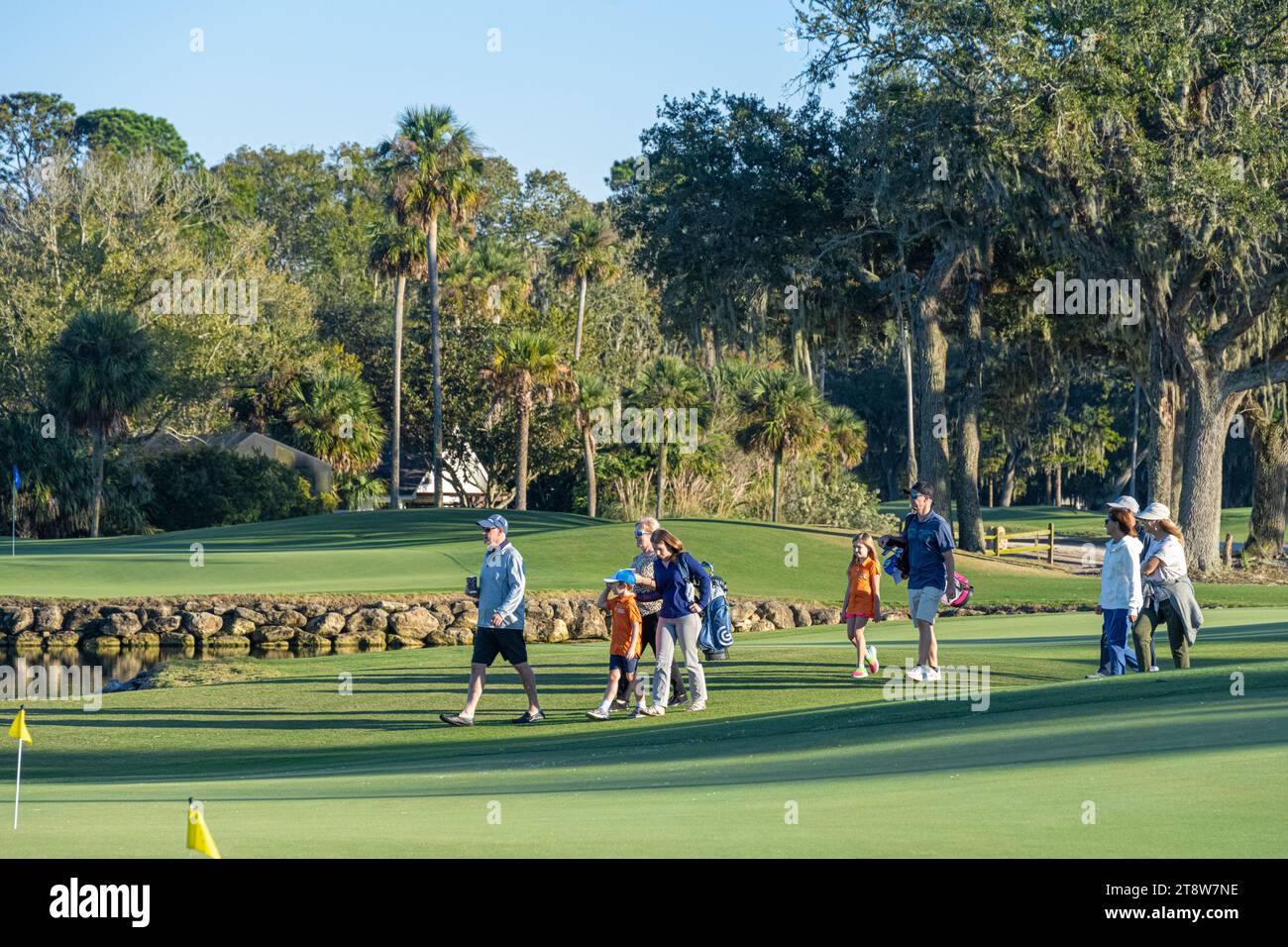 Familienmitglieder aus mehreren Generationen überqueren den Yards Golf Course in Sawgrass zum Argyle Restaurant am Ponte Vedra Beach. (USA) Stockfoto