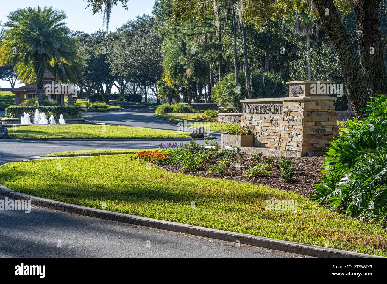 Eingänge in die Nachbarschaft des Sawgrass Players Club, einer privaten Wohnanlage in Ponte Vedra Beach, Florida. (USA) Stockfoto