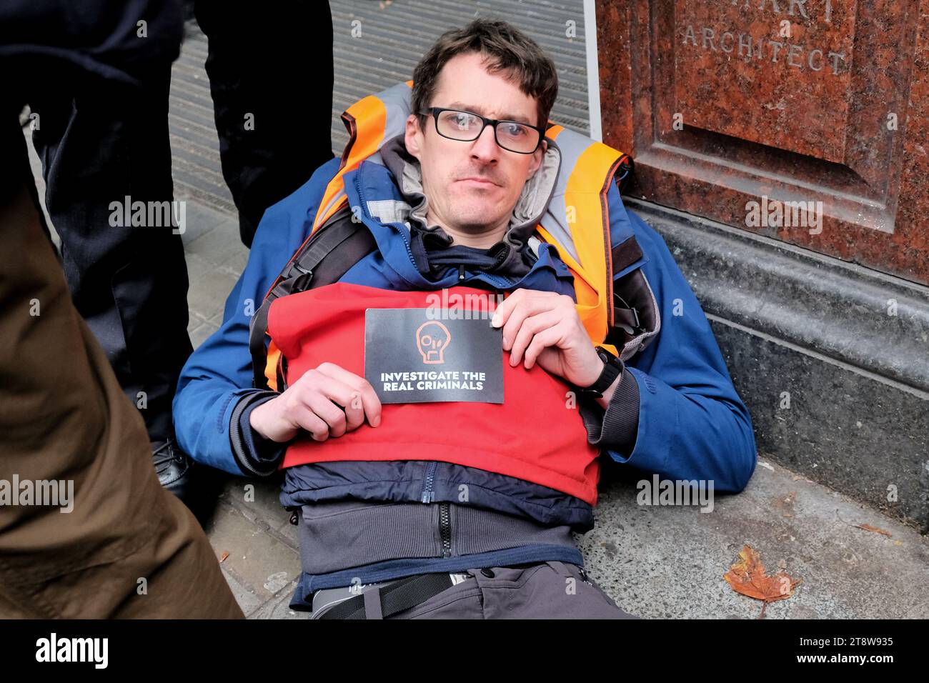 London, Großbritannien. November 2023. Eine Gruppe von Just Stop Oil-Aktivisten wurde verhaftet, kurz nachdem sie die Straße betreten hatten, um einen langsamen marsch durch Whitehall zu führen. Die Gruppe, die fordert, dass die britische Regierung keine Lizenzen mehr für neue Gas- und fossile Brennstoffe mehr erteilt, hat täglich neue langsame Märsche begonnen. Quelle: Eleventh Photography/Alamy Live News Stockfoto