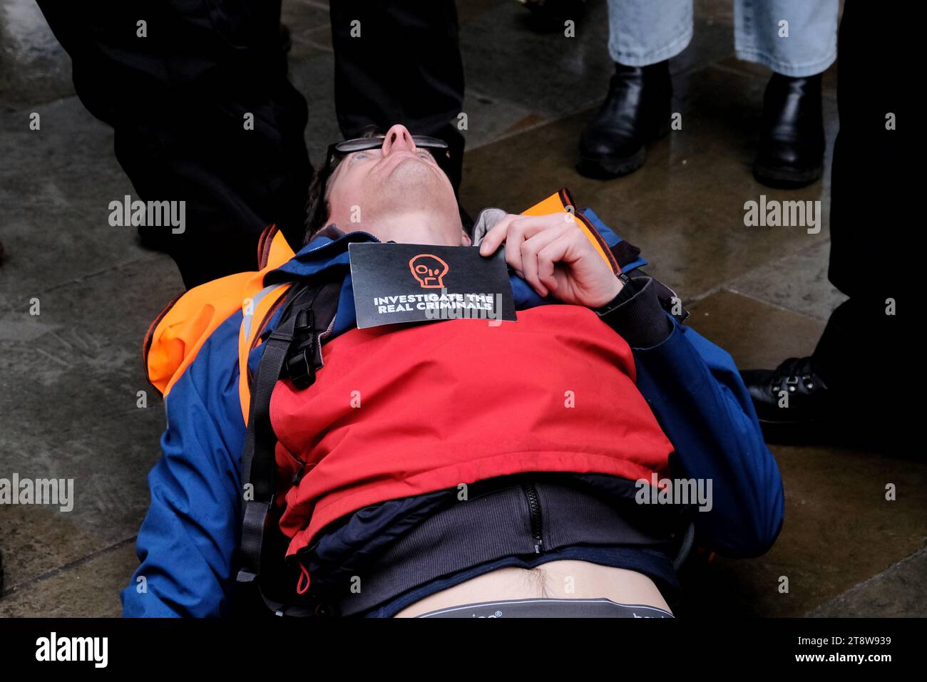 London, Großbritannien. November 2023. Eine Gruppe von Just Stop Oil-Aktivisten wurde verhaftet, kurz nachdem sie die Straße betreten hatten, um einen langsamen marsch durch Whitehall zu führen. Die Gruppe, die fordert, dass die britische Regierung keine Lizenzen mehr für neue Gas- und fossile Brennstoffe mehr erteilt, hat täglich neue langsame Märsche begonnen. Quelle: Eleventh Photography/Alamy Live News Stockfoto