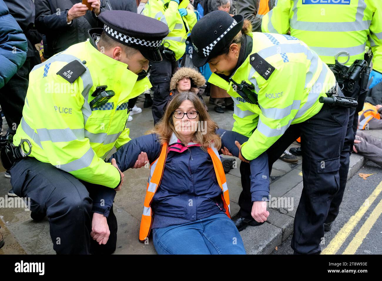 London, Großbritannien. November 2023. Eine Gruppe von Just Stop Oil-Aktivisten wurde verhaftet, kurz nachdem sie die Straße betreten hatten, um einen langsamen marsch durch Whitehall zu führen. Die Gruppe, die fordert, dass die britische Regierung keine Lizenzen mehr für neue Gas- und fossile Brennstoffe mehr erteilt, hat täglich neue langsame Märsche begonnen. Quelle: Eleventh Photography/Alamy Live News Stockfoto