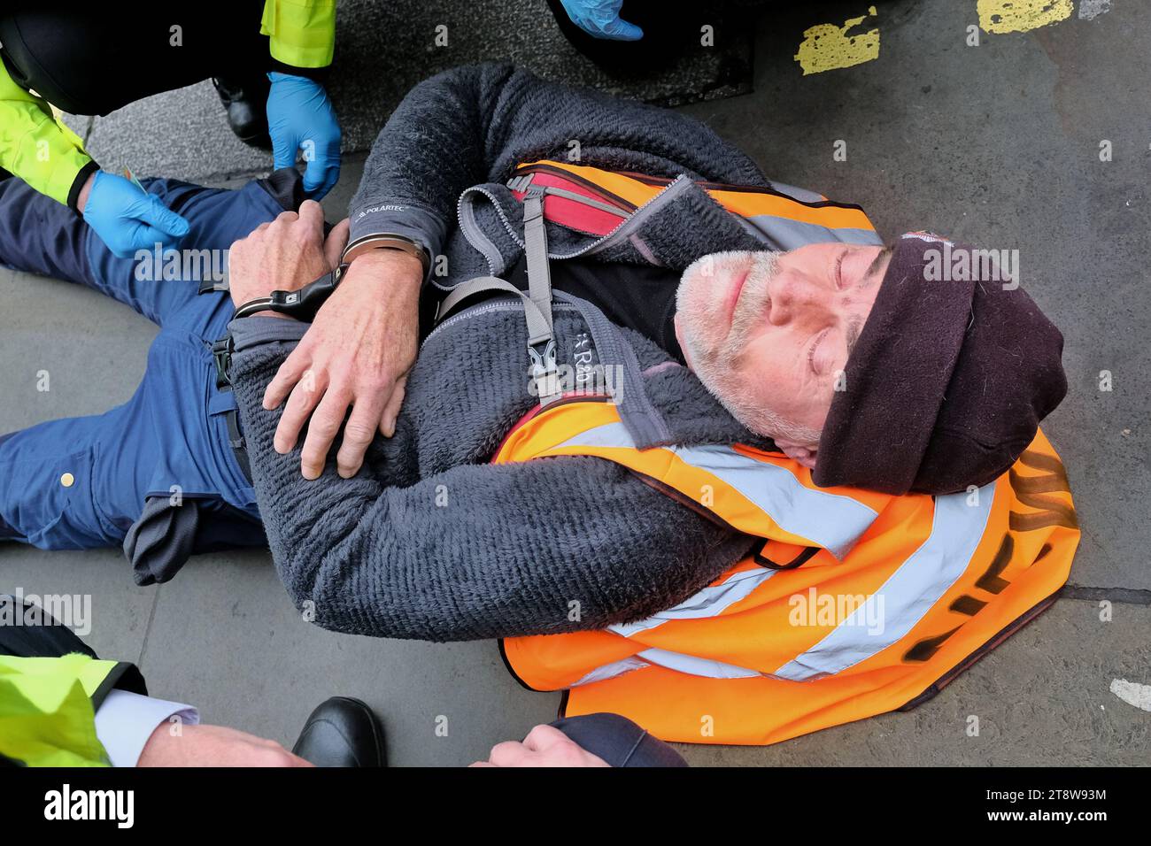 London, Großbritannien. November 2023. Eine Gruppe von Just Stop Oil-Aktivisten wurde verhaftet, kurz nachdem sie die Straße betreten hatten, um einen langsamen marsch durch Whitehall zu führen. Die Gruppe, die fordert, dass die britische Regierung keine Lizenzen mehr für neue Gas- und fossile Brennstoffe mehr erteilt, hat täglich neue langsame Märsche begonnen. Quelle: Eleventh Photography/Alamy Live News Stockfoto