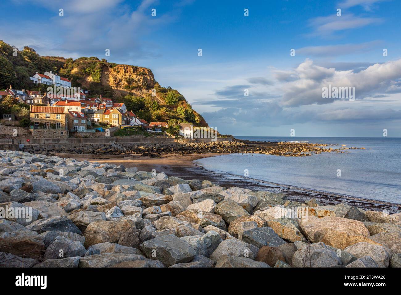 Runswick Bay bei Ebbe im North York Moors National Park, Yorkshire, England Stockfoto
