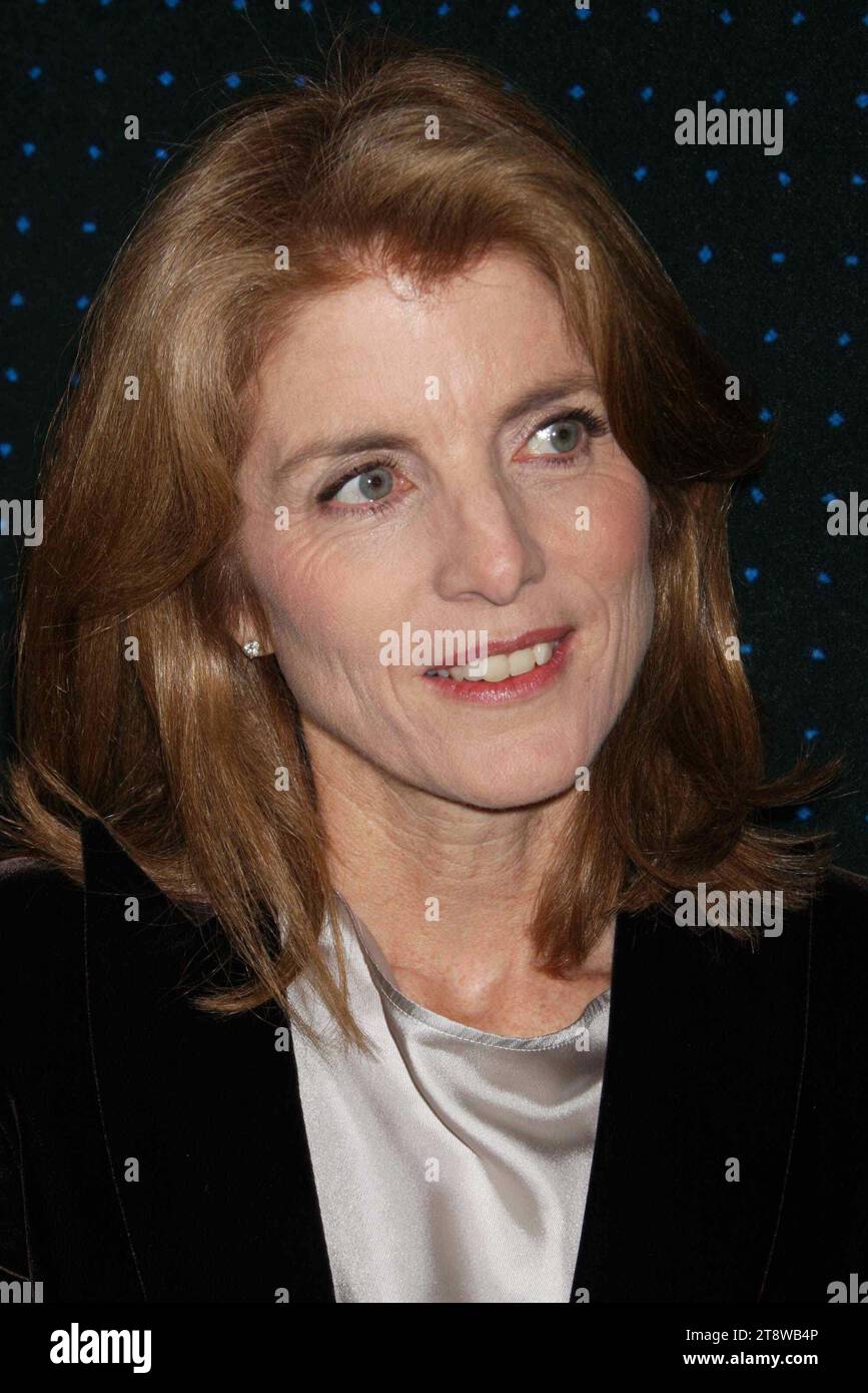 Caroline Kennedy Schlossberg nimmt an der Eröffnung der Armani/5th Avenue in New York City am 17. Februar 2009 Teil. Foto: Henry McGee/MediaPunch Stockfoto Caroline Kennedy Schlossberg nimmt an der Eröffnung der Armani/5th Avenue in New York City am 17. Februar 2009 Teil. Foto: Henry McGee/MediaPunch Stockfoto