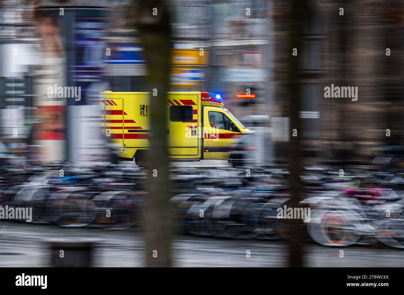 Dresden, Deutschland. November 2023. Ein Krankenwagen der Feuerwehr Dresden fährt am Bahnhof Neustadt vorbei. (Aufnahme mit langer Belichtungszeit) Darlehenswort: Robert Michael/dpa/Alamy Live News Stockfoto