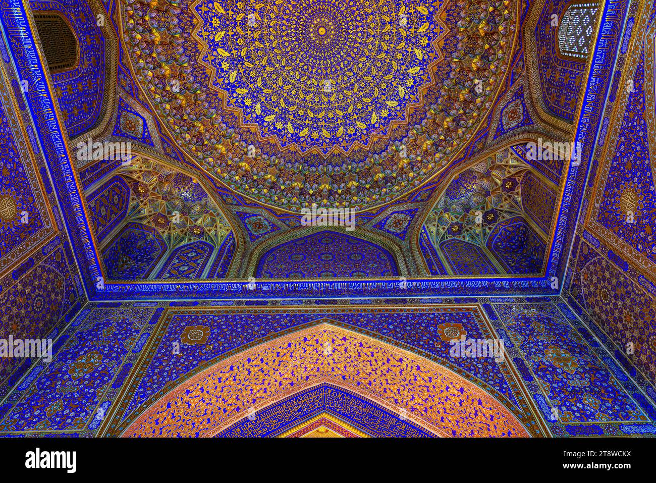 Ornament der Kuppel und des Inneren der Registan-Moschee in Samarkand, Usbekistan. Muslimische orientalische traditionelle geometrische Ornamente. Abstrakter Hintergrund Stockfoto