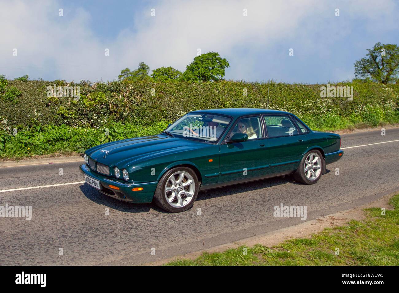 2002 Green Jaguar XJR V8 Auto, S/C SWB Auto Executive Limousine; Vintage, restaurierte britische klassische Motoren, Automobilsammler, Motorenenthusiasten und historische Veteranen reisen in Cheshire, Großbritannien Stockfoto
