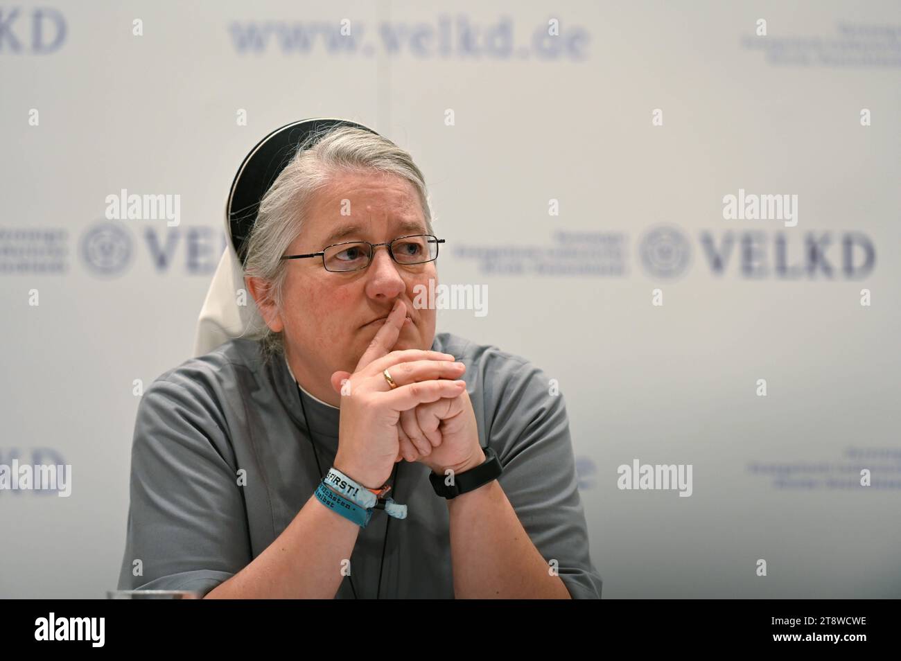 Pressekonferenz der Jahrestagung der Generalsynode der Vereinigten Evangelisch-Lutherischen Kirche Deutschlands VELKD in Ulm. Im Foto vom 11.11.2023: Schwester Nicole Grochowina, Mitglied der Generalsynode. Siehe epd-Meldung vom 11.11.2023 NUR REDAKTIONELLE VERWENDUNG *** Pressekonferenz der Jahrestagung der Generalsynode der Vereinigten Evangelisch-Lutherischen Kirche Deutschlands VELKD in Ulm im Foto von 11 11 2023 Schwester Nicole Grochowina, mitglied der Generalsynode siehe epd-Bericht vom 11 11 2023 NUR ZUR REDAKTIONELLEN VERWENDUNG Urheberrecht: epd-bild/HeikexLyding Pressekonferenz VELKD6 Stockfoto