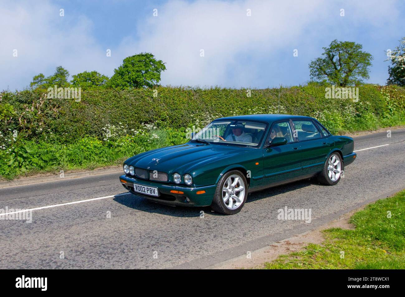 2002 Green Jaguar XJR V8 Auto, S/C SWB Auto Executive Limousine; Vintage, restaurierte britische klassische Motoren, Automobilsammler, Motorenenthusiasten und historische Veteranen reisen in Cheshire, Großbritannien Stockfoto