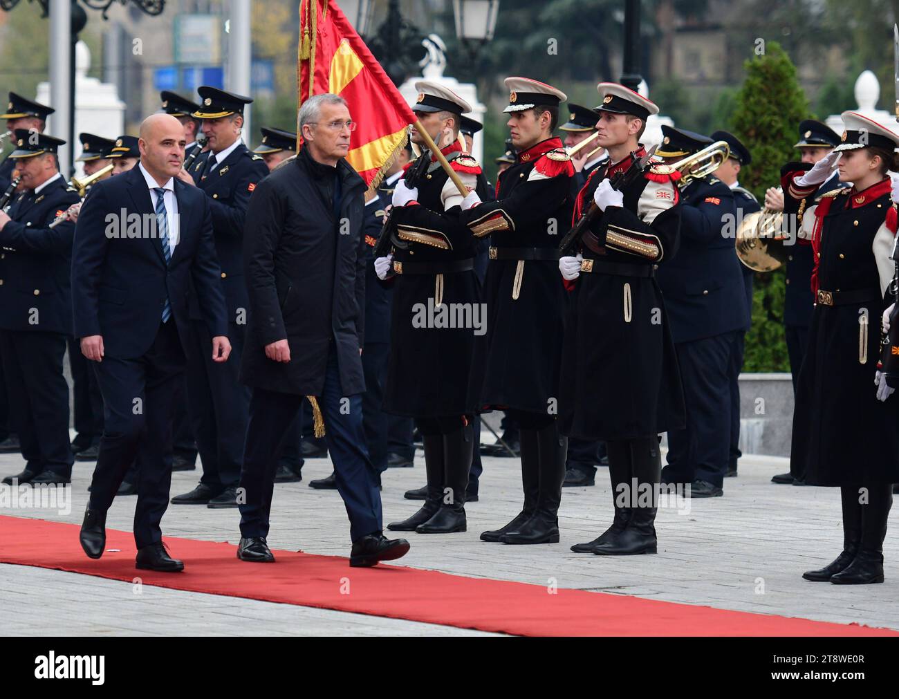 Dimitar Kovacevski, Premierminister Nordmazedoniens, begrüßt NATO-Generalsekretär Jens Stoltenberg am 21. November 2023 in Skopje, Nordmazedonien. Quelle: Imago/Alamy Live News Stockfoto