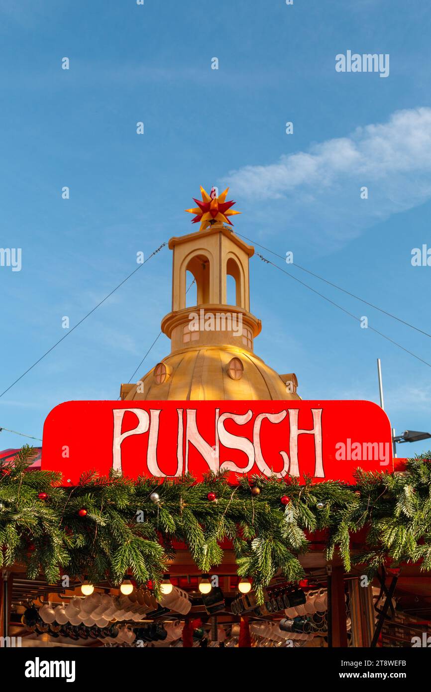 Ein Schild für „Punch“ über einem festlichen Getränkestand auf einem Weihnachtsmarkt in Deutschland Stockfoto