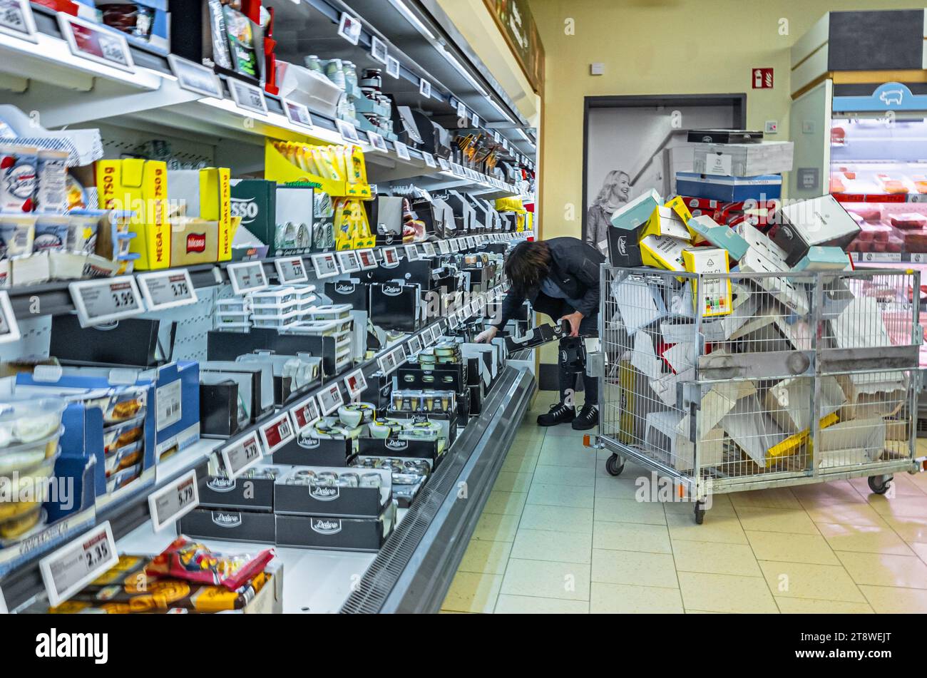 Hamburg, Deutschland. November 2023. Ein Mitarbeiter stellt Waren in ein Regal in einem LIDL Discounter. Quelle: Markus Scholz/dpa/Alamy Live News Stockfoto