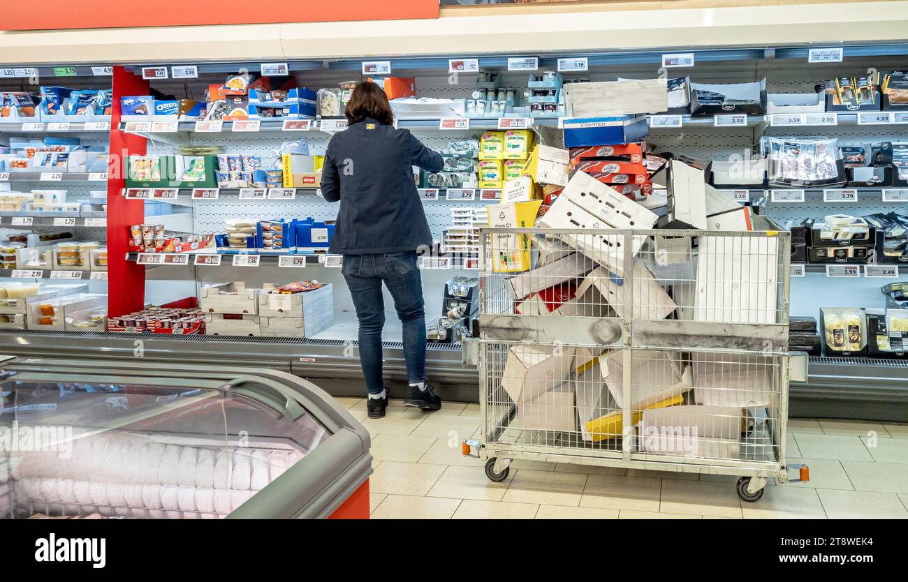 Hamburg, Deutschland. November 2023. Ein Mitarbeiter stellt Waren in ein Regal in einem LIDL Discounter. Quelle: Markus Scholz/dpa/Alamy Live News Stockfoto