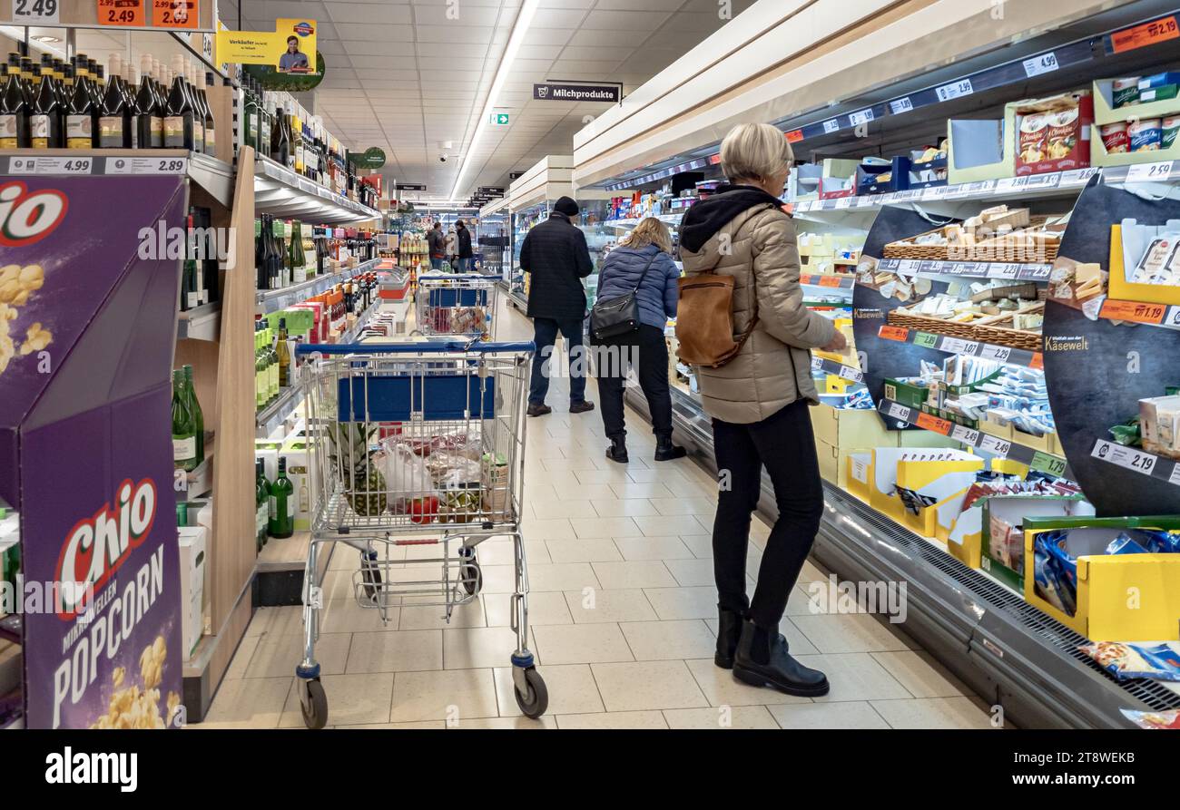 Hamburg, Deutschland. November 2023. Kunden kaufen in einem LIDL Discount Supermarkt ein. Quelle: Markus Scholz/dpa/Alamy Live News Stockfoto