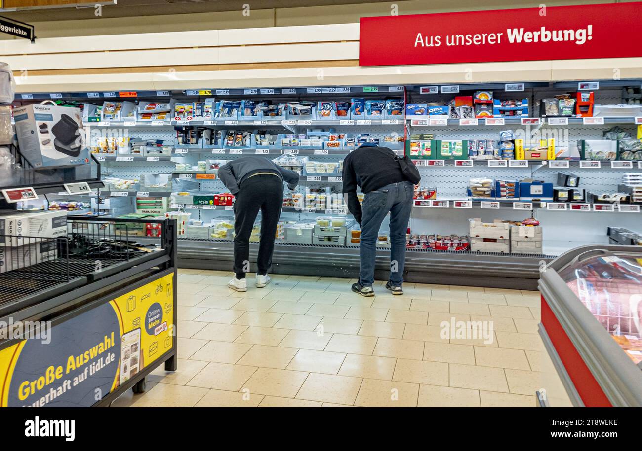 Hamburg, Deutschland. November 2023. Kunden kaufen in einem LIDL Discount Supermarkt ein. Quelle: Markus Scholz/dpa/Alamy Live News Stockfoto