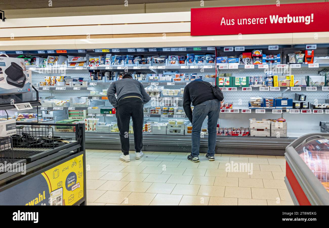 Hamburg, Deutschland. November 2023. Kunden kaufen in einem LIDL Discount Supermarkt ein. Quelle: Markus Scholz/dpa/Alamy Live News Stockfoto