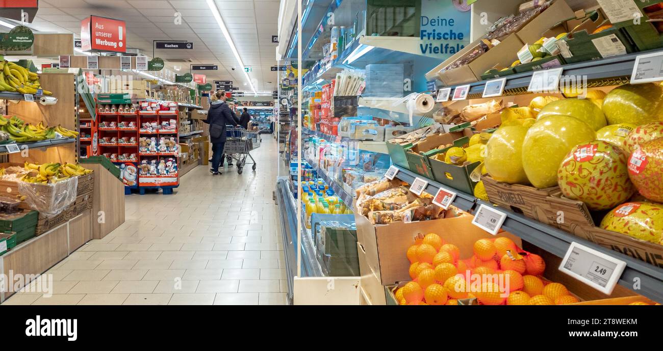 Hamburg, Deutschland. November 2023. Ein Kunde kauft in einem LIDL-Supermarkt ein. Quelle: Markus Scholz/dpa/Alamy Live News Stockfoto