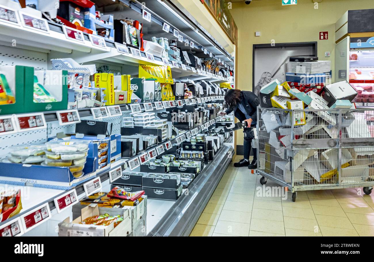Hamburg, Deutschland. November 2023. Ein Mitarbeiter stellt Waren in ein Regal in einem LIDL Discounter. Quelle: Markus Scholz/dpa/Alamy Live News Stockfoto