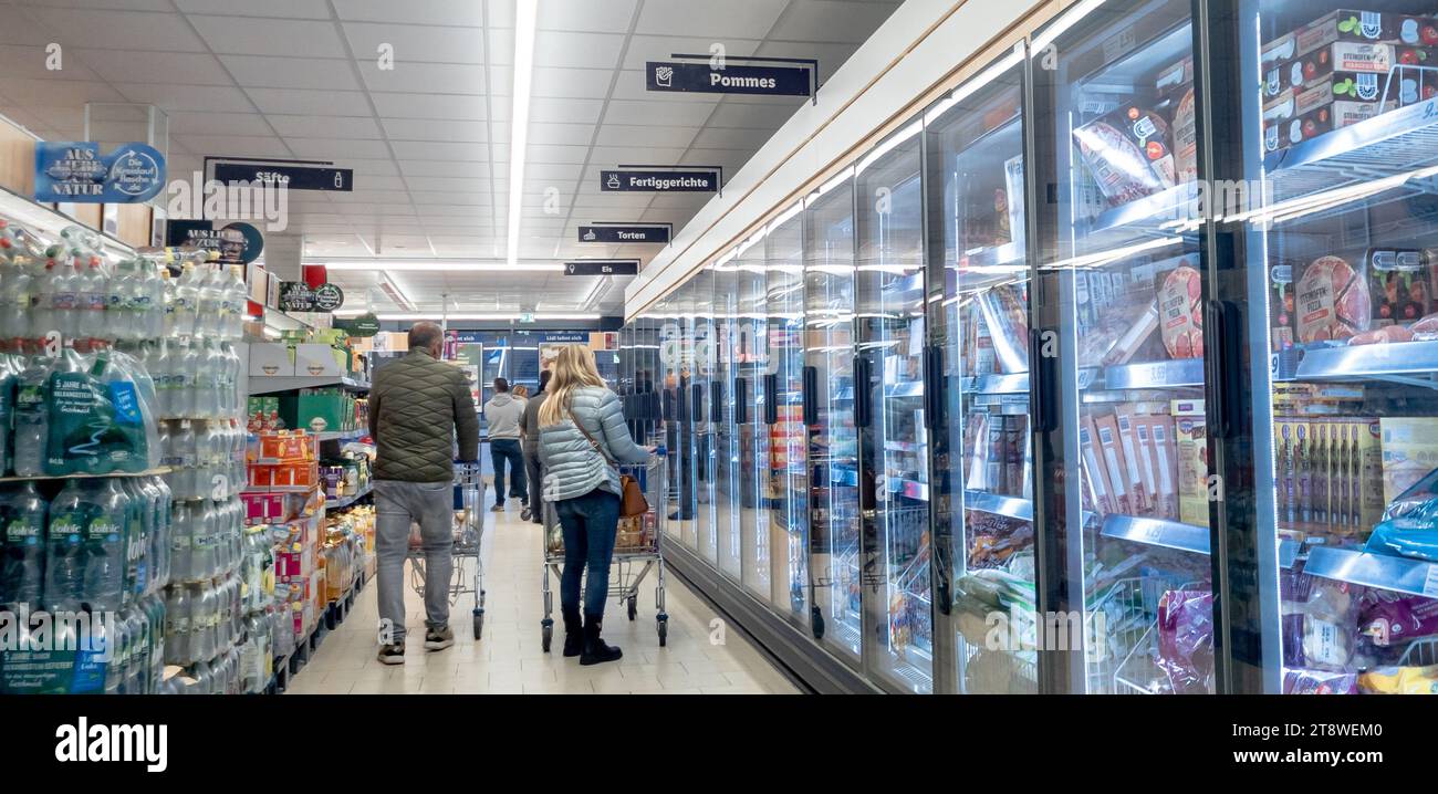 Hamburg, Deutschland. November 2023. Kunden kaufen in einem LIDL Discount Supermarkt ein. Quelle: Markus Scholz/dpa/Alamy Live News Stockfoto