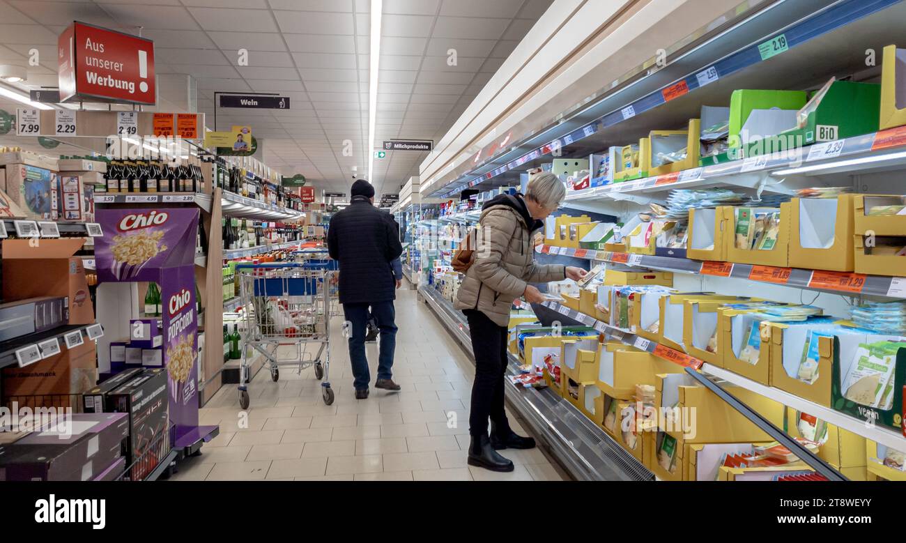 Hamburg, Deutschland. November 2023. Kunden kaufen in einem LIDL Discount Supermarkt ein. Quelle: Markus Scholz/dpa/Alamy Live News Stockfoto