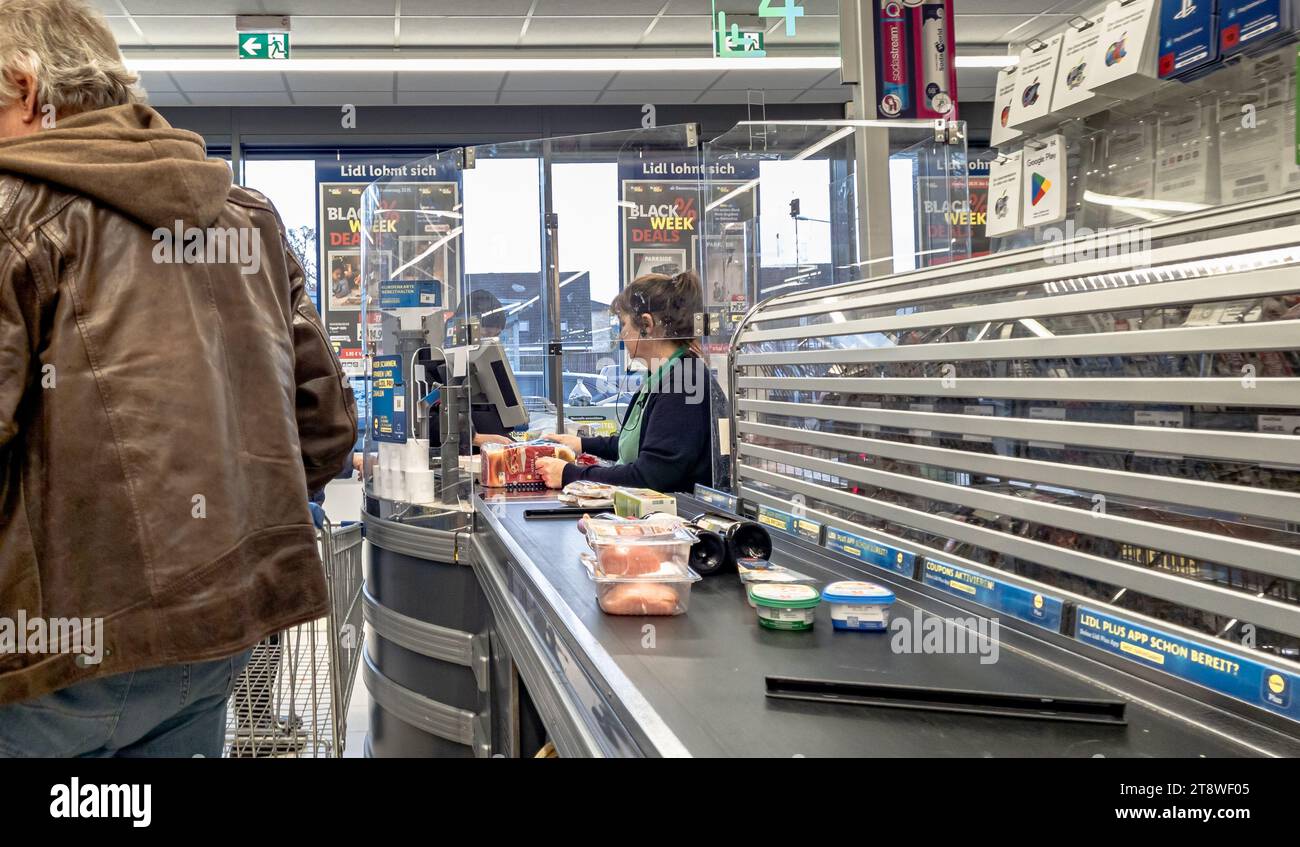Hamburg, Deutschland. November 2023. Die Waren liegen auf dem Kassenförderband in einem LIDL-Discount-Supermarkt. Quelle: Markus Scholz/dpa/Alamy Live News Stockfoto