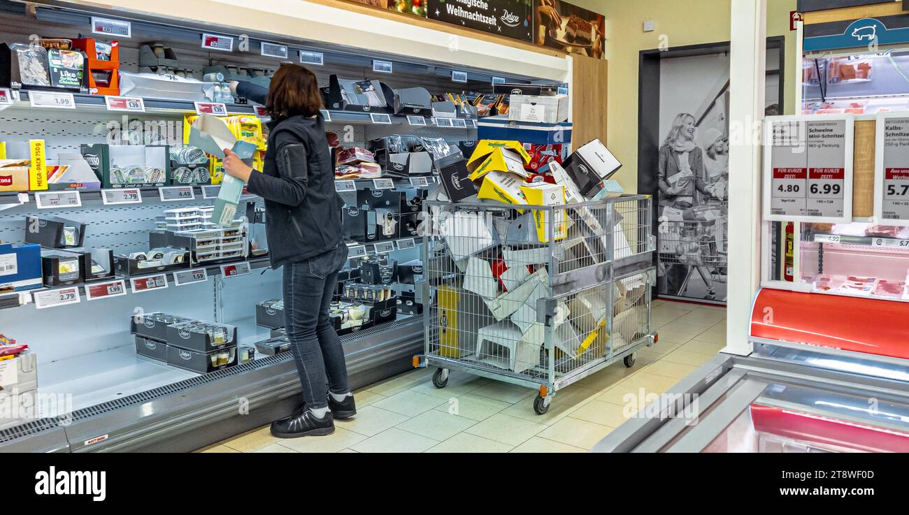 Hamburg, Deutschland. November 2023. Ein Mitarbeiter stellt Waren in ein Regal in einem LIDL Discounter. Quelle: Markus Scholz/dpa/Alamy Live News Stockfoto