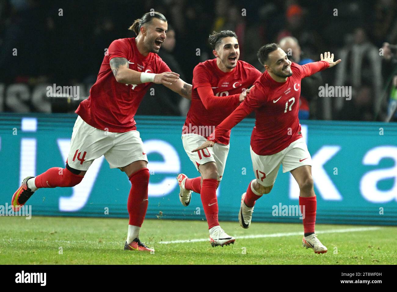 Berlin, Deutschland. November 2023. Fußball: Internationales Spiel, Deutschland - Türkei, Olympiastadion. Yusuf Sari (r-l) aus der Türkei feiert sein Ziel, es 2:3 zu erreichen. Mit Abdülkadir mür und Abdülkerim Bardakci. Quelle: Federico Gambarini/dpa/Alamy Live News Stockfoto