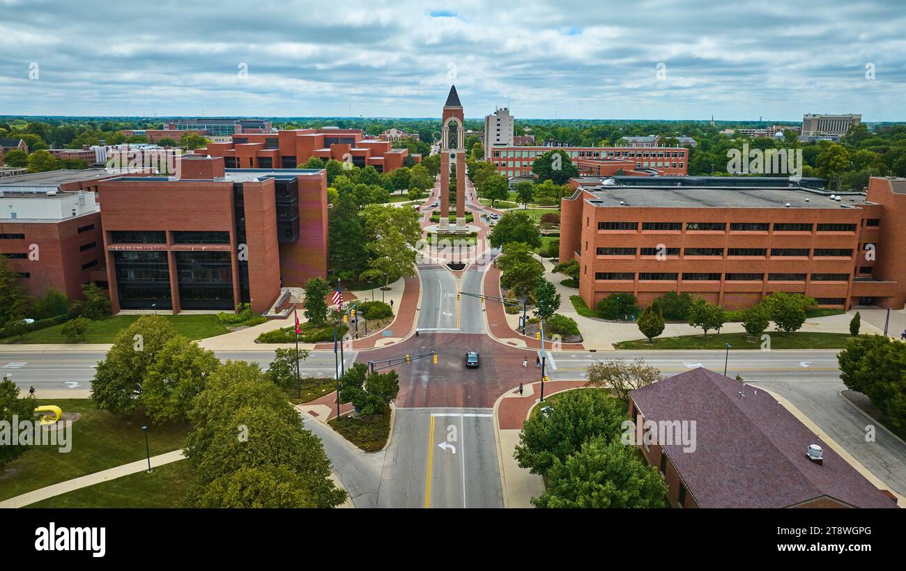 Hauptstraße auf dem Campus mit Shafer Tower auf dem Campus der Ball State University in Muncie, Indiana Stockfoto
