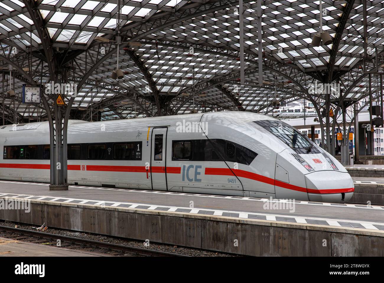 Hochgeschwindigkeitszug ICE 4 am Hauptbahnhof Köln, Deutschland Hochgeschwindigkeitszug ICE 4 im Hauptbahnhof, Köln, Deutschland. Stockfoto