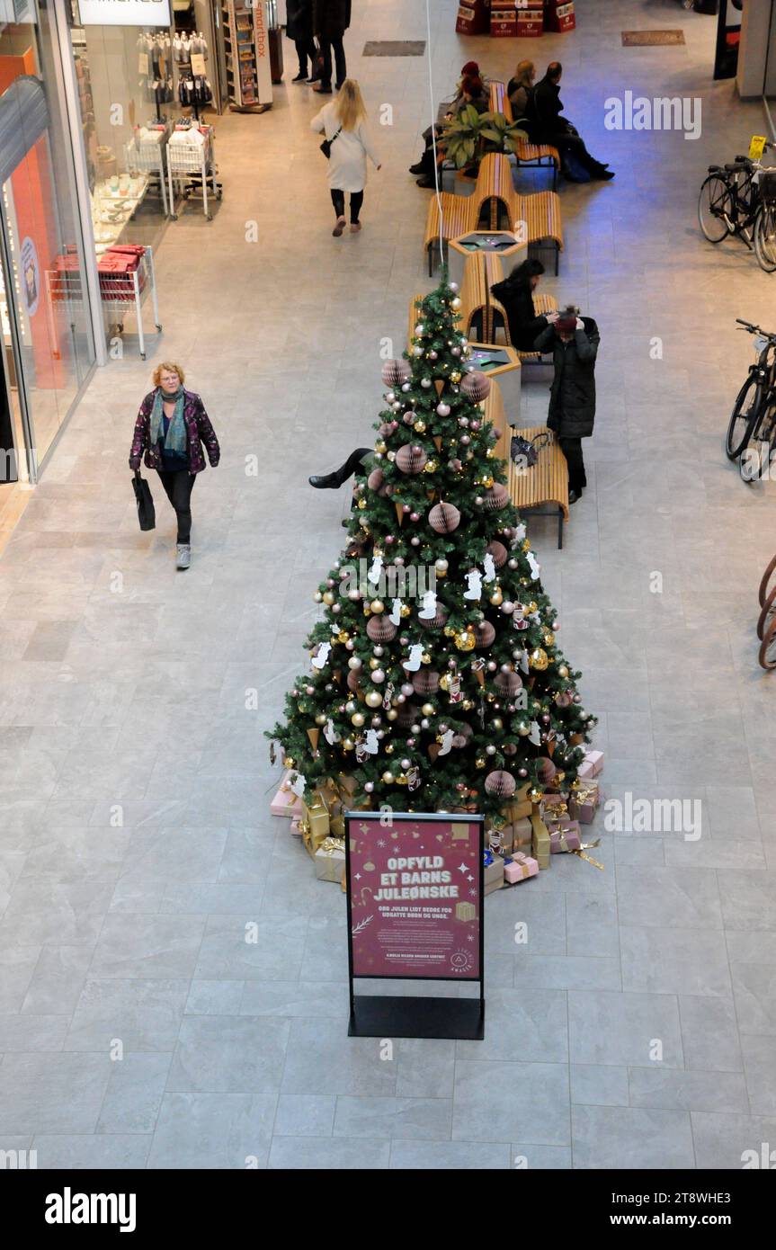 Kopenhagen, Dänemark /21. November 2023/ verschiedene Einkaufszentren haben weihnachtsbaum und Shwcase mit verschiedenen weihnachtsgeschenken dekoriert Inspiration mit chistmas-Präsenten unter Bäumen und fröhlichen Christbaumschildern in der Mall in der Hauptstadt. Photo.Francis Joseph Dean/Dean Pictures Stockfoto