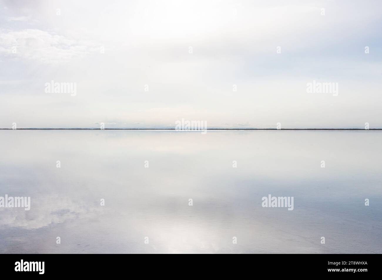 Wasser- und Salzspiegelung des Himmels Stockfoto