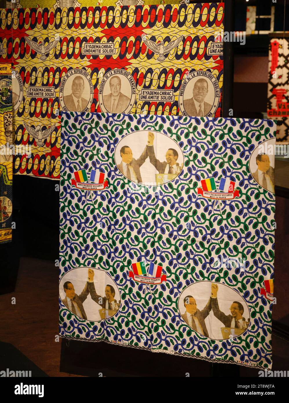 FANCY: AUSSTELLUNG ZUM GEDENKEN AN TÜCHER IN AFRIKA IM QUAI BRANLY MUSEUM PARIS Stockfoto