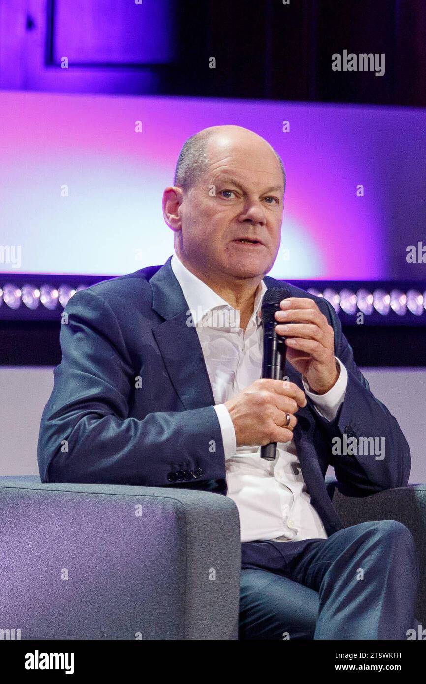 Gespräch des Bundeskanzlers Olaf Scholz auf dem Digital-Gipfel im Jenaer Volkshaus - Porträt 