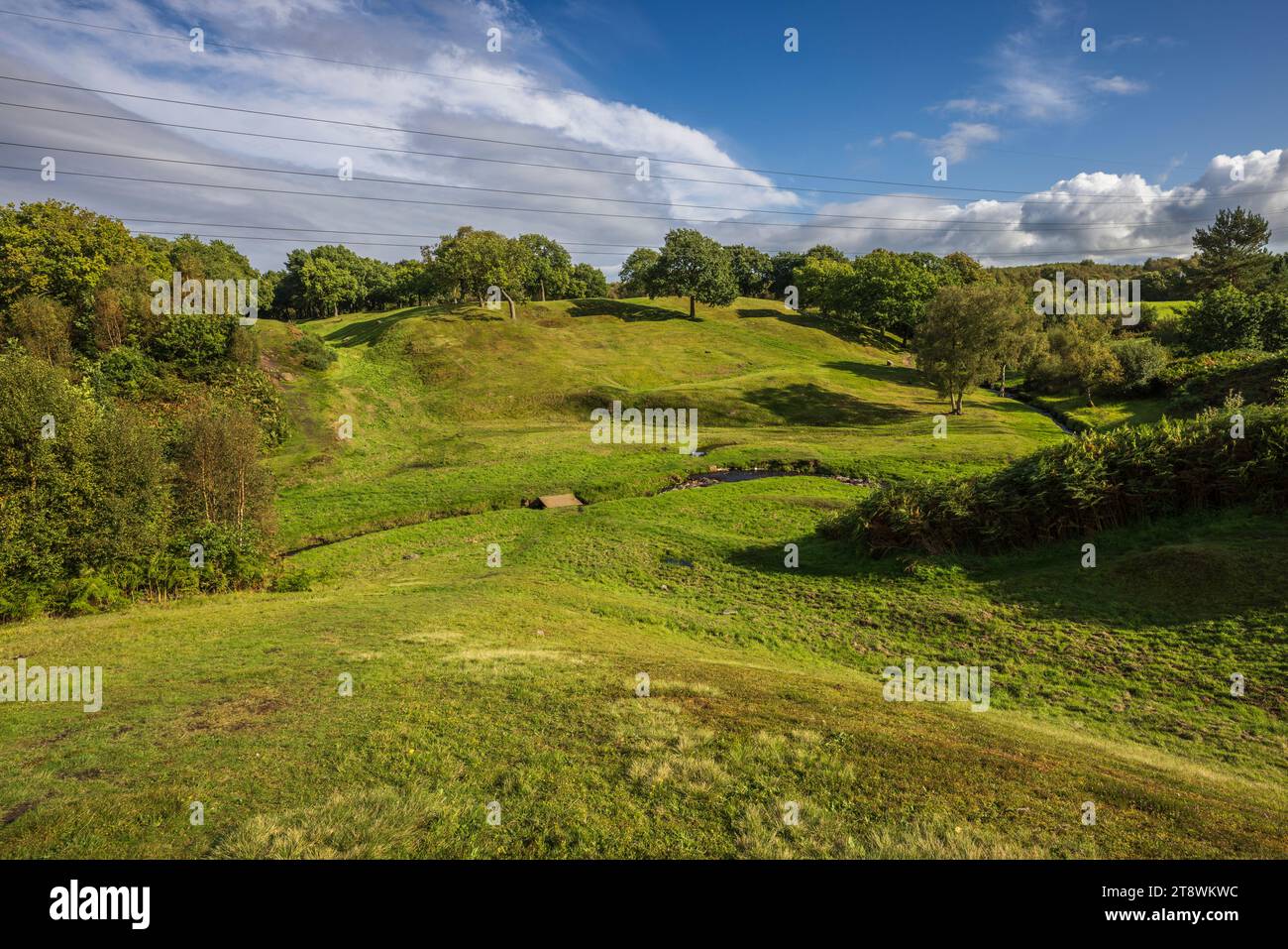 Über Rowantree Burn zum Rough Castle Roman Fort und zur Antonine Wall in Falkirk, Stirlingshire, Schottland Stockfoto
