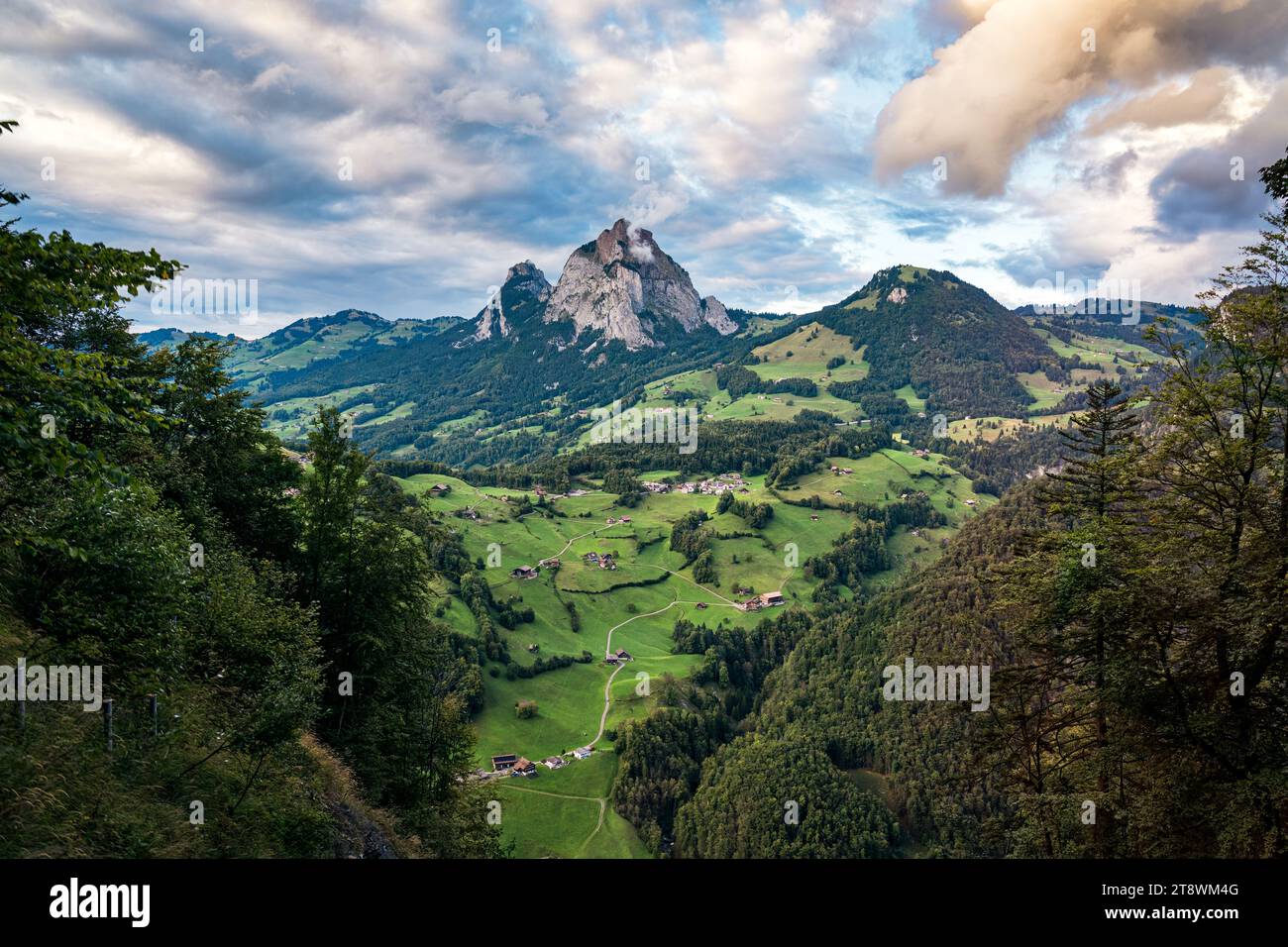 Wunderschöne Schweizer Alpen des Großen Mythen während auf dem Weg nach Fronalpstock mit der Stoosgrat steilsten Eisenbahn im Sommer in Schwyzer Schweiz Stockfoto