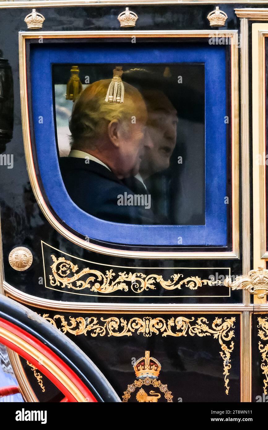 London, Großbritannien. November 2023. König Charles und der Präsident von Südkorea, Yoon Suk Yeol, fahren gemeinsam in einer Kutschprozession durch die Mall zum Buckingham Palace, nach einer formellen Begrüßung in der Horse Guards Parade am ersten Tag des Staatsbesuchs. Quelle: Eleventh Photography/Alamy Live News Stockfoto