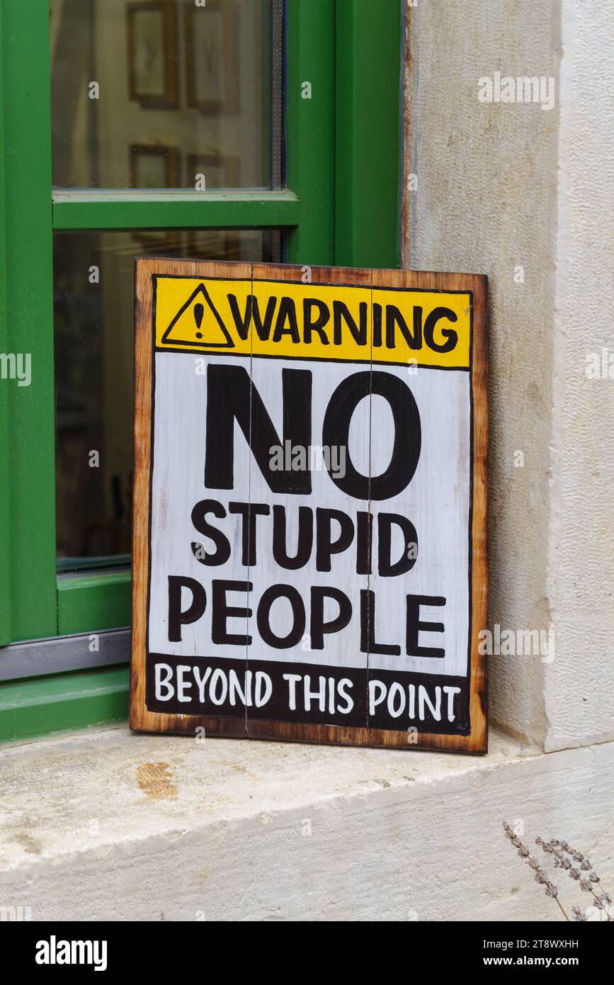 Schild, der sagt, keine dummen Leute dürfen über diesen Punkt hinaus Stockfoto