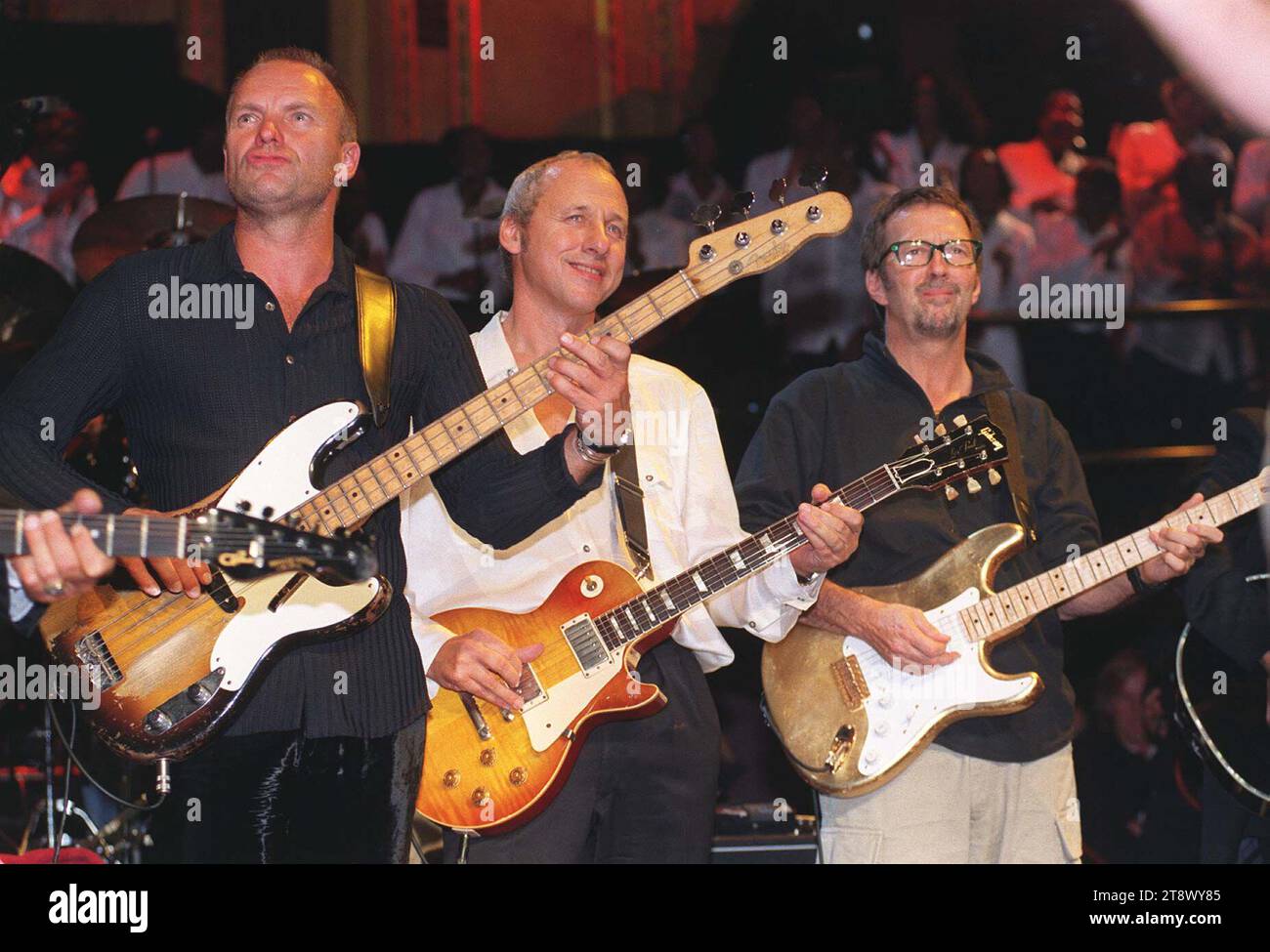 Aktenfoto vom 16. April 9/1997: Sting, Mark Knopfler und Eric Clapton spielen während des Benefizkonzerns Music for Montserrat in der Royal Albert Hall. Knopfler wird mehr als 120 seiner Gitarren und Amps versteigern und sagt, es sei Zeit für seine „alten Freunde“, „neue Abenteuer mit neuen Besitzern“ zu erleben. Der Frontmann der britischen Rockband wird Instrumente versteigern, die seine 50-jährige Karriere umfassen, wobei 25 % des Erlöses an wohltätige Zwecke gehen. Ausgabedatum: Dienstag, 21. November 2023. Stockfoto