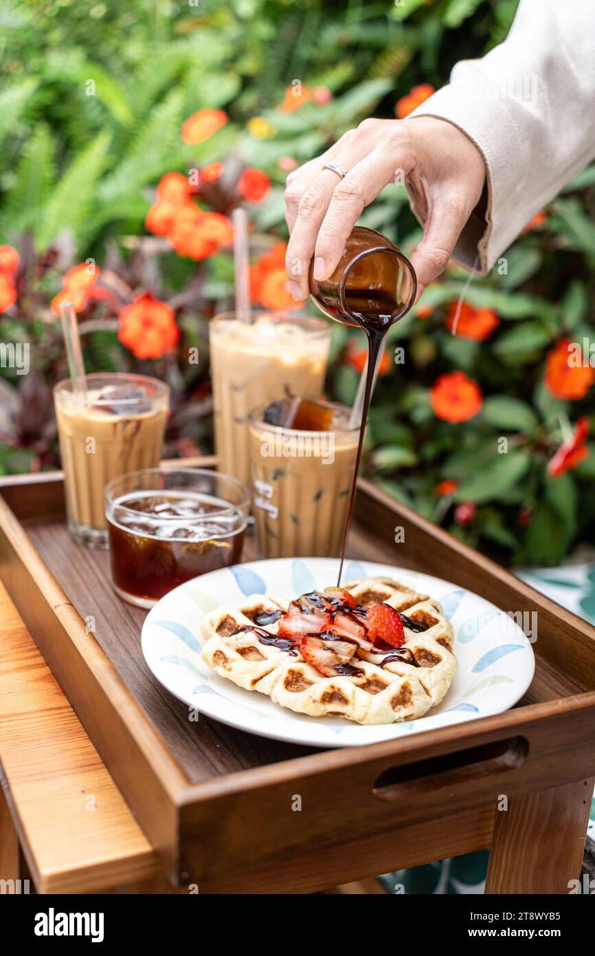 Kalte Milchkaffee-Tassen in da Lat City, vietnamesische Art auf dem Tisch. Selektiver Fokus. Getränke- und Reisekonzept Stockfoto