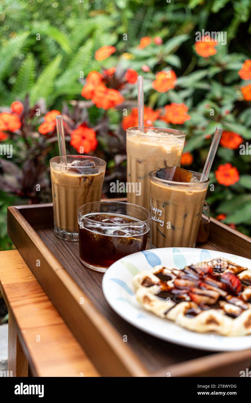 Kalte Milchkaffee-Tassen in da Lat City, vietnamesische Art auf dem Tisch. Selektiver Fokus. Getränke- und Reisekonzept Stockfoto