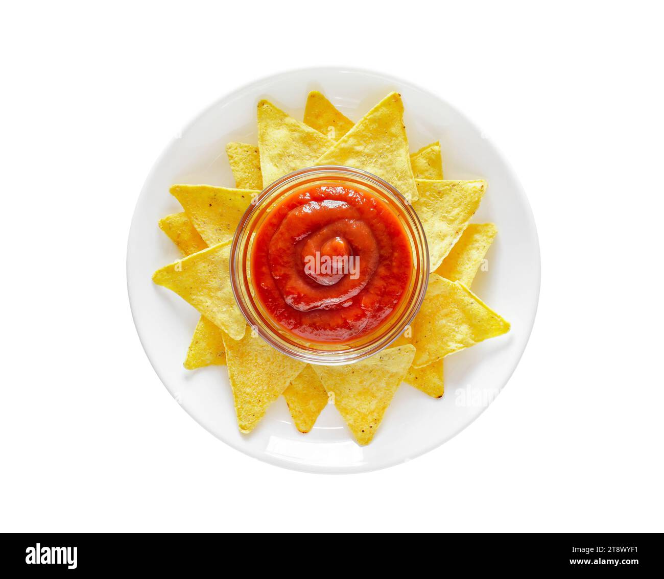 Nachos ganz und gebrochen, mit Tomatensalsa, auf Teller, Draufsicht, isoliert auf weißem Hintergrund mit Schnittpfad. Stockfoto